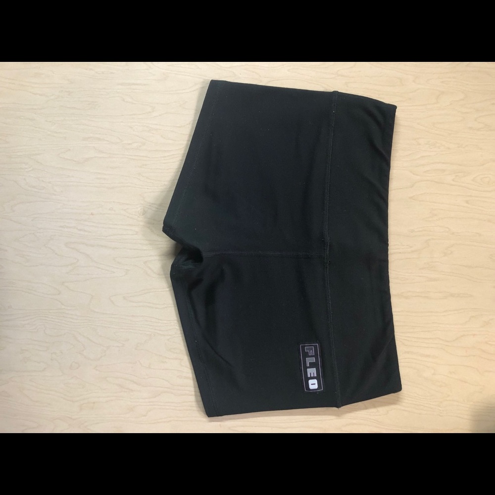 Fleo Shorts - Picture 2 of 3